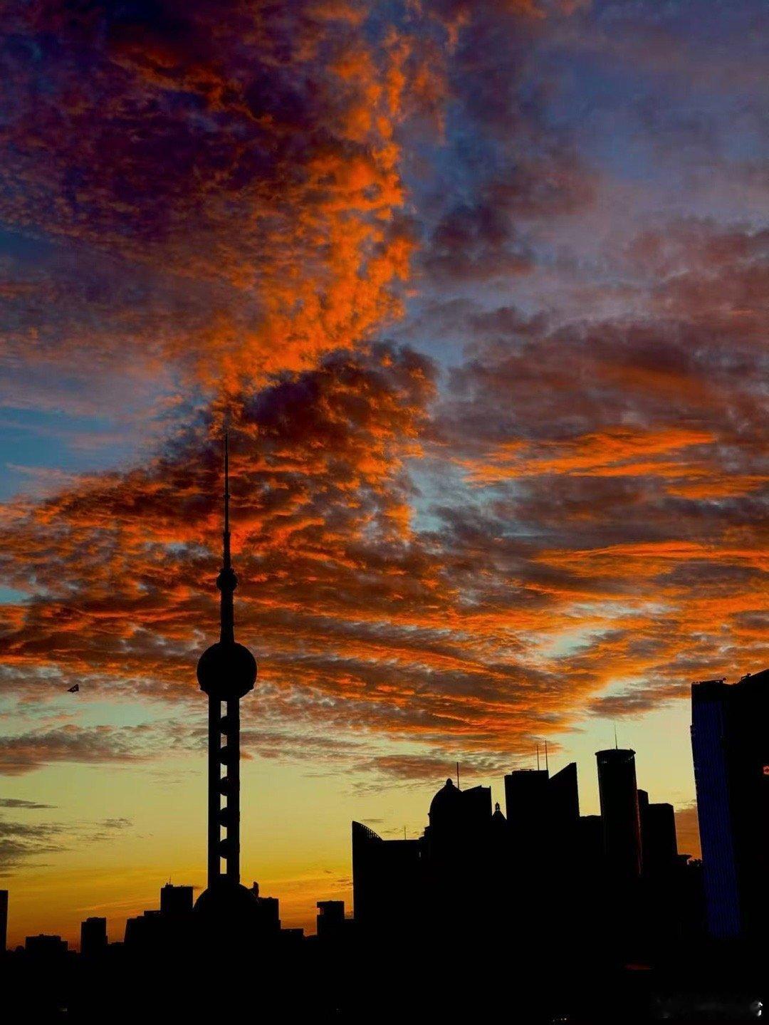 这居然是林依轮拍的 七夕的顶级浪漫是林依轮给的！清晨五点亲自掌镜记录上海霞光，云
