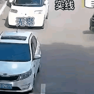 看这黑车，你是美国，恁霸道！划的实线硬要加塞开进去！撞了俩车还有道理，我急！中东