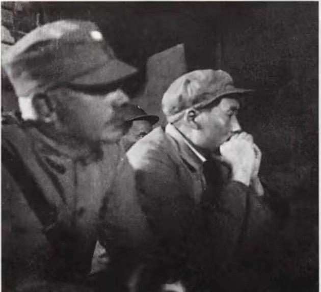 这是毛主席与白求恩仅存的唯一合影，1938年5月摄于延安凤凰山窑洞，而且拍照时毛