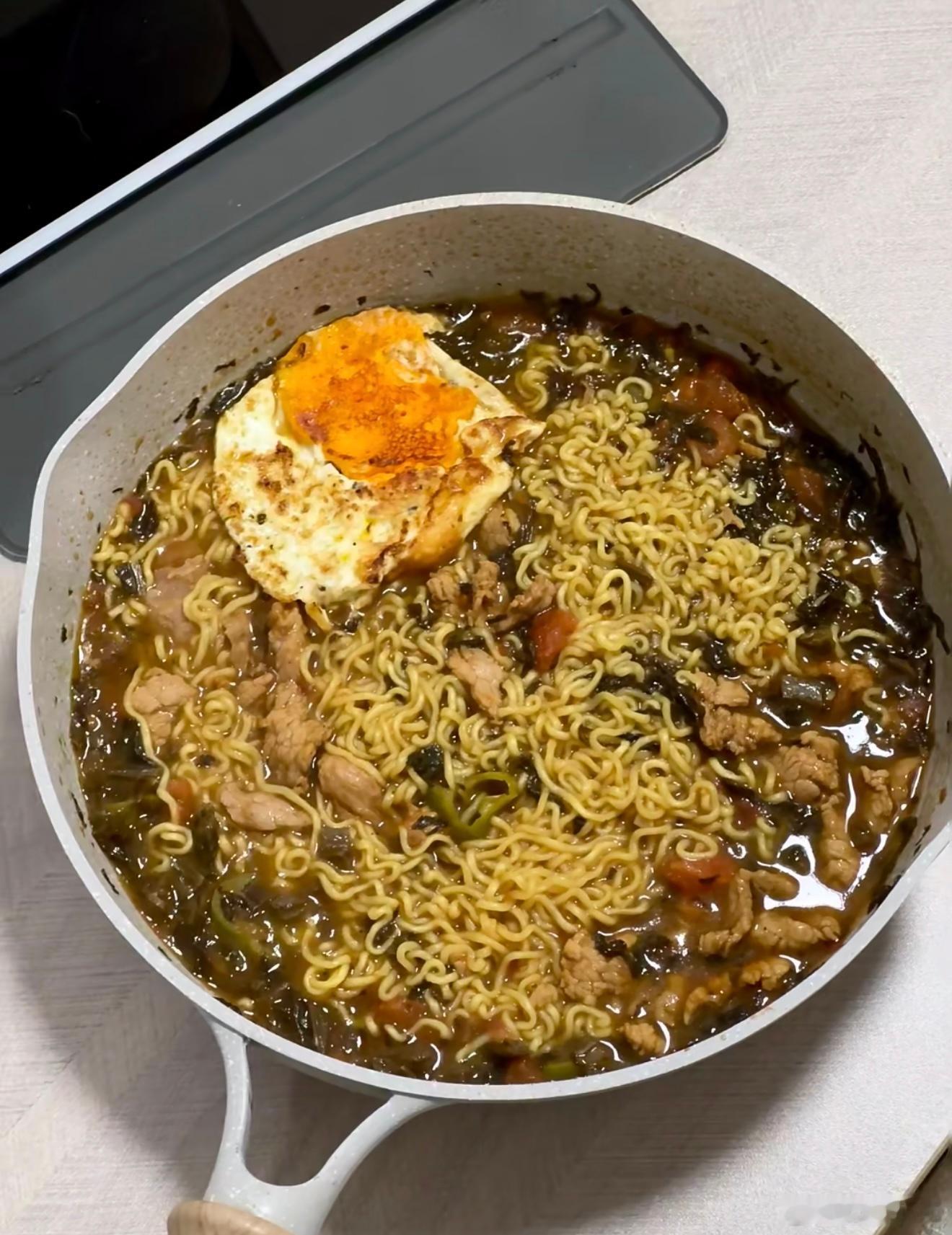 老坛酸菜已经塌无可塌了虽然老坛酸菜已经塌房很久且一直在塌，但他的销量依旧很猛，超