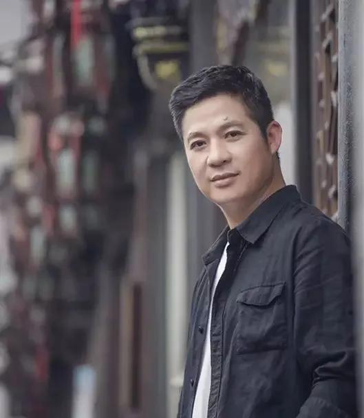 今天，无意中闯进了越剧演员林再明的直播间。好多年前看过越剧连续剧《天之娇女》，他