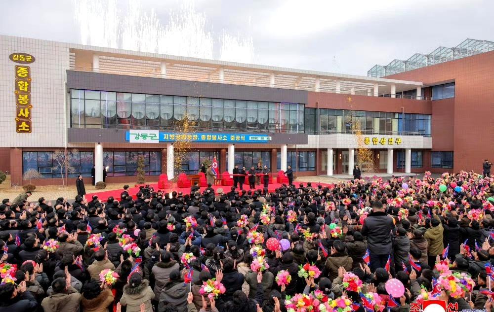 金正恩携爱妻李雪主和爱女金主爱视察新竣工的工业园区。 ​​​