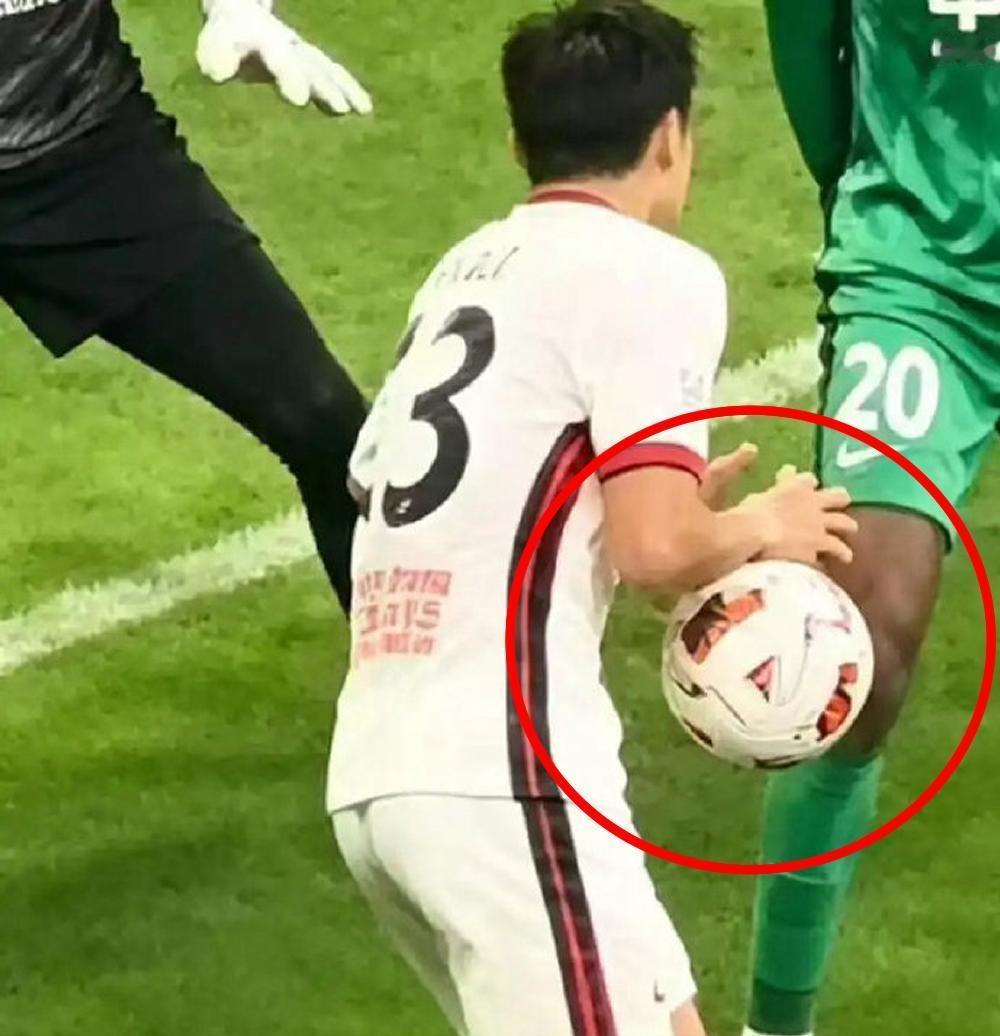 申花球迷也为北京国安感到可惜了！这个难道还不是手球吗？那么明显！如果这个认定手球