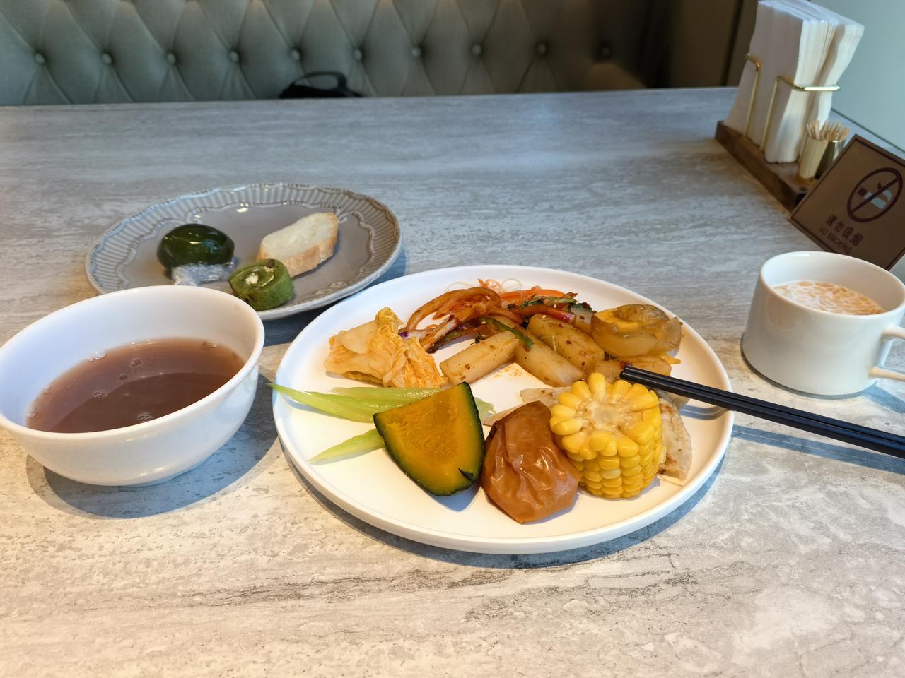 跑兰州吃了顿酒店的自助餐就打道回府了！
昨天下午从西安乘坐16:55的高铁，不到