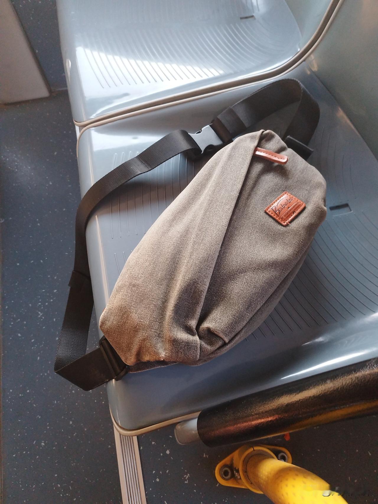 今早做了一件好事，虽然事儿很小，但激发了我的温暖光环，舒服！

早上坐公交去公司