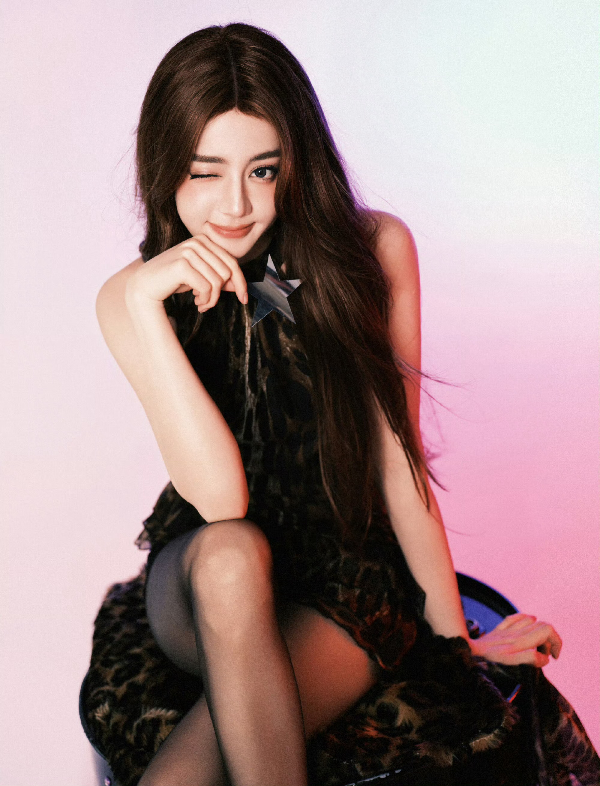 金鹤龙给迪丽热巴化热辣野豹妆    热巴的这个热辣野豹妆真的太辣了啊[馋嘴][馋