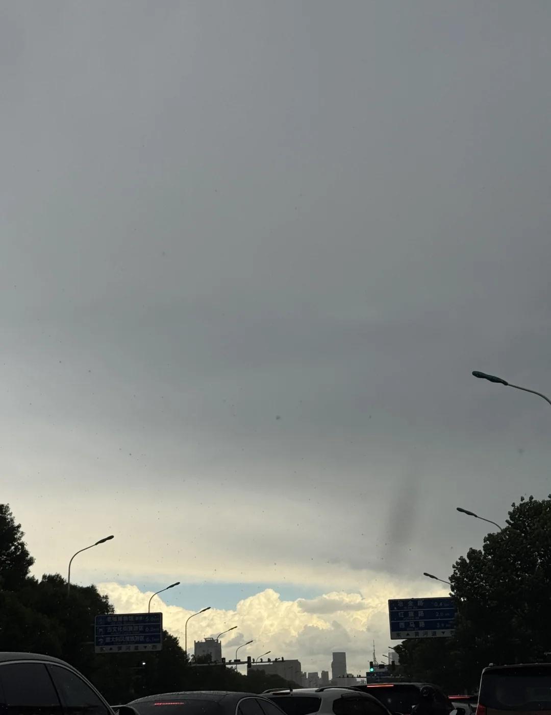 雨过天晴
看云识天气 变化多端的天气 天有不测风云 形状各异的云 今天的云很有个