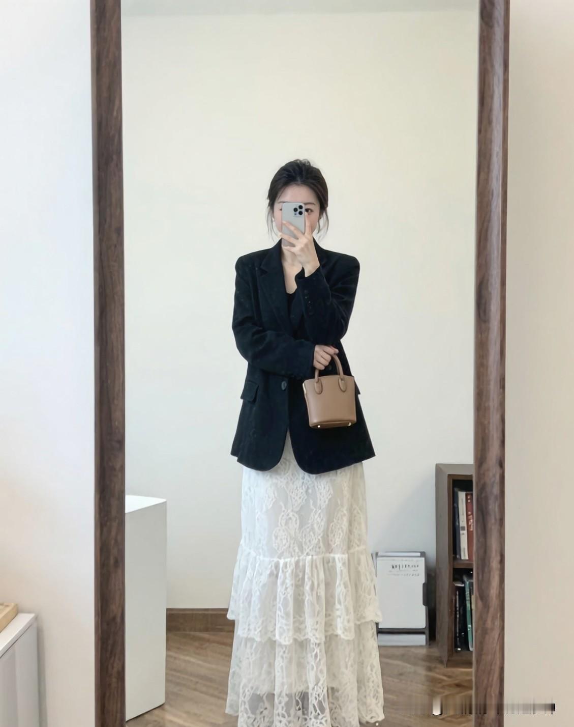 真正的脱胎换骨，
都是对自己够狠。
很多人以为自律是温柔坚持，
其实能让人彻底蜕