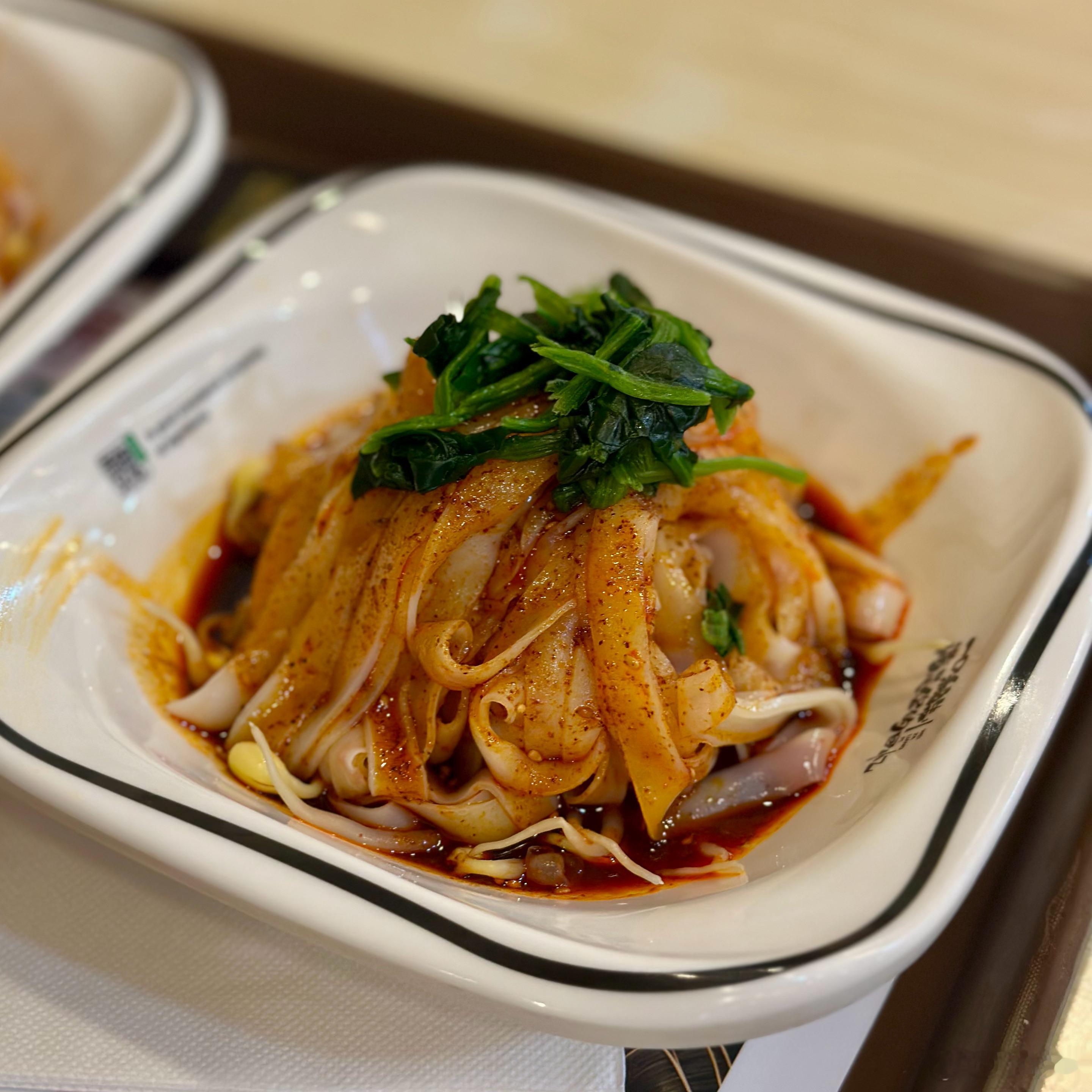 终于吃到魏家凉皮的牛肉汉堡了，以它15块钱的价格来说，确实很不错。牛肉饼是夹着芝