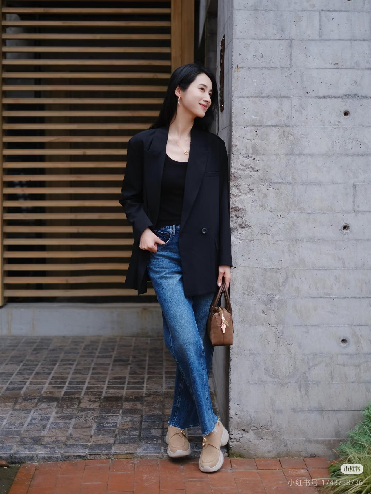 黑衣美人倚墙立，笑看红尘几多愁。