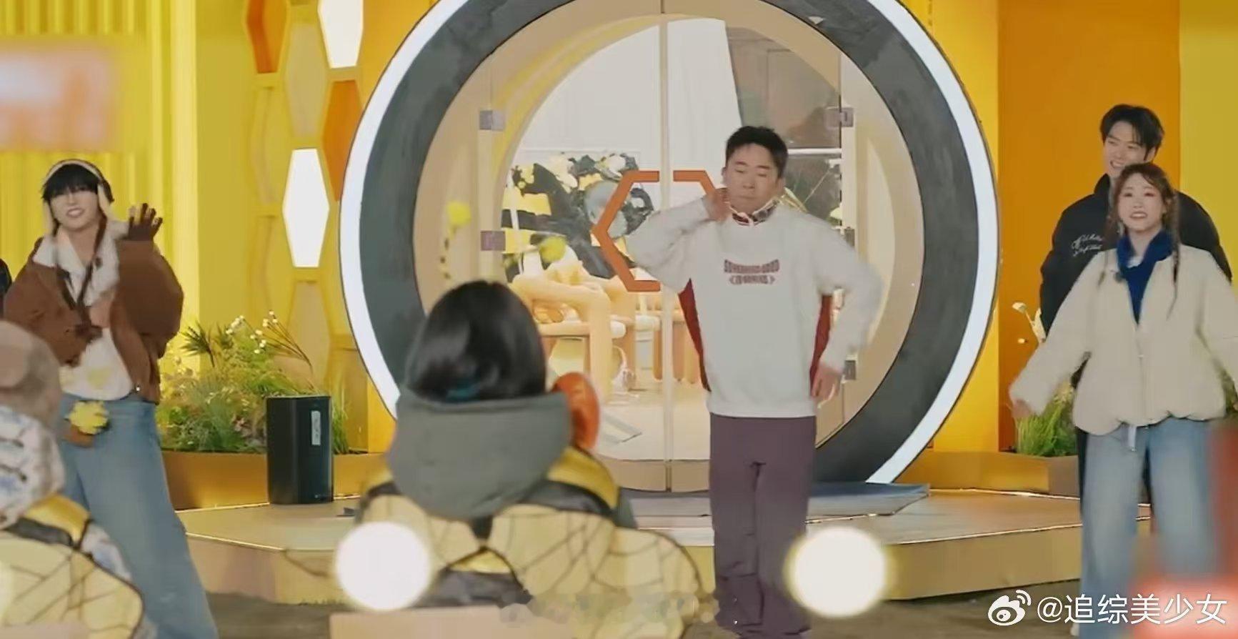 穆祉丞再跳我工作要没了周五晚高疯笑到捶桌！穆祉丞一听旋律就跳，跳完才慌，工作保住