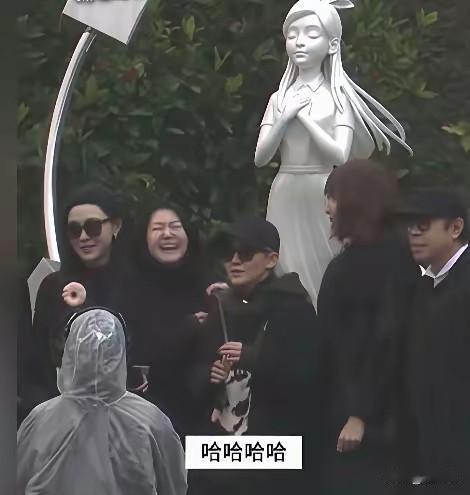 这种场合就她一个人笑的这么灿烂
当所有人都凝重的时候，作为妹妹的小S向具俊晔撒娇