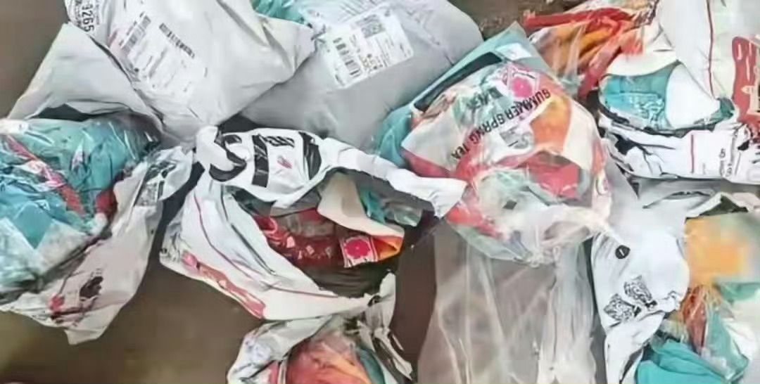 是否使用，是否符合退货标准才是关键。演出服遭集体退货家属称表演取消