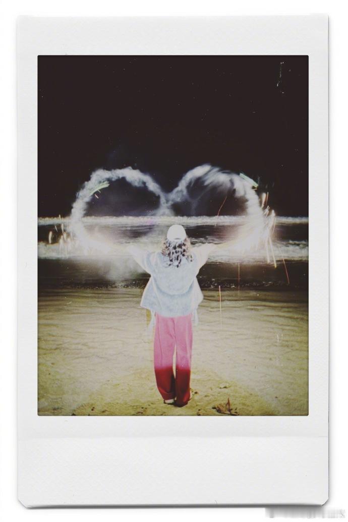 杨紫怼脸自拍live杨紫跨年拍立得 杨紫怼脸自拍live甜度超标，灵动表情感染力