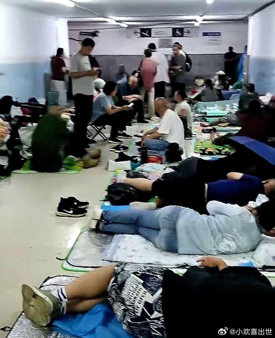 昨晚突如其来的一场大雨让人避之不及，下雨跑到地下室躲避，不是更危险吗 