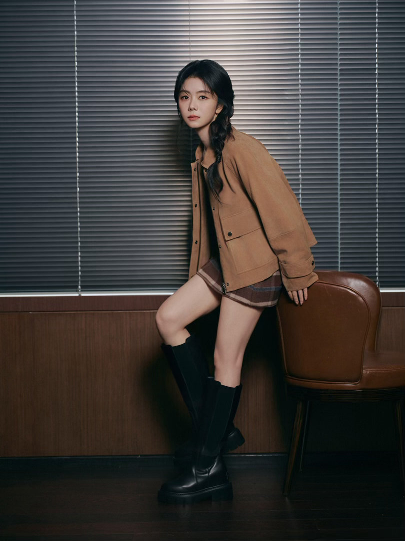 宝宝姐今天美呆了，好喜欢她的外套啊[偷乐]果然这个品牌的衣服尺寸就是符合我们的谭