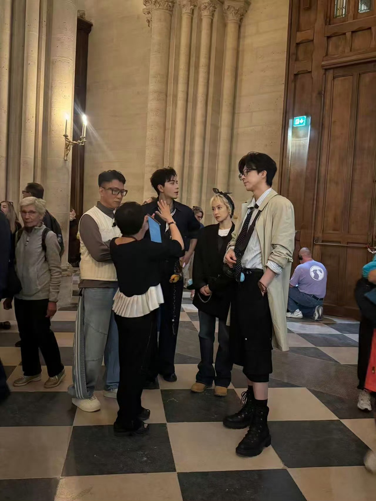 宋茜录制地球超新鲜2宋茜海外街头录制《地球超新鲜2》路透曝光，同孙红雷碰面热聊，