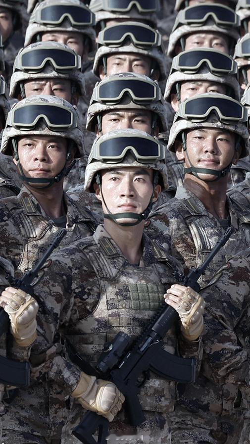 阅兵集训点 九三大阅兵的训练场上，堪称复制粘贴受阅官兵，看照片已经热血沸腾了！热