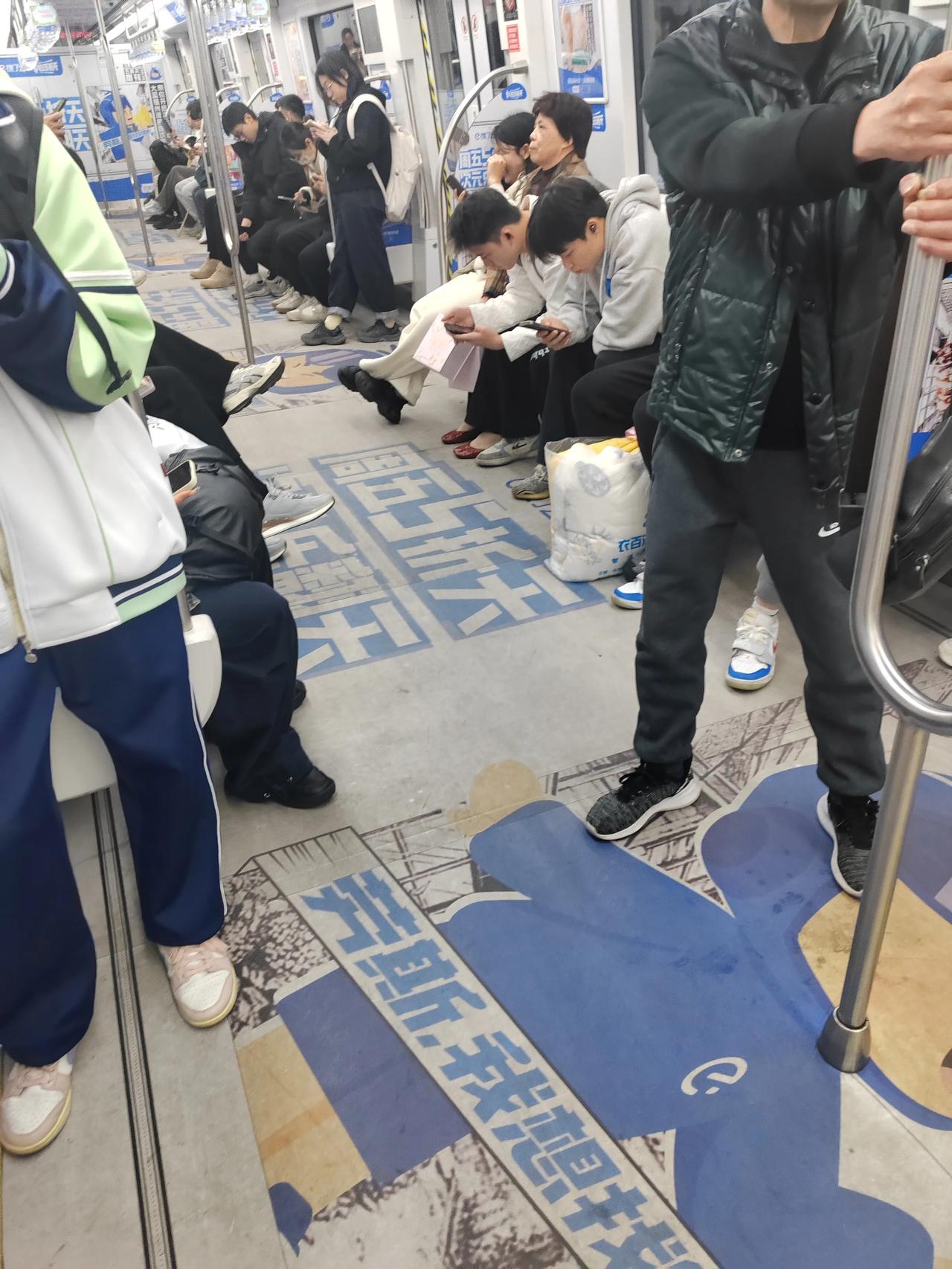 铺天盖地的广告
福州2号线地铁
也是一道城市风景
靓丽而实在