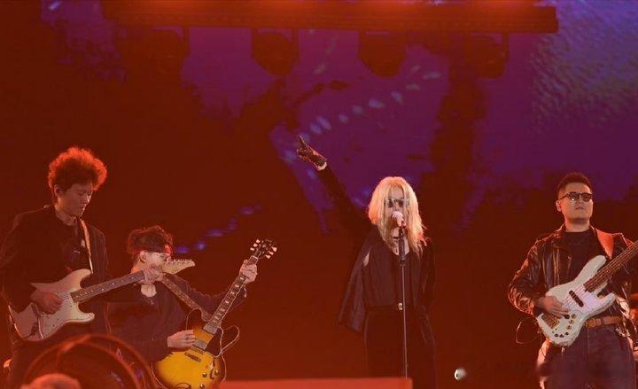 华晨宇金发魅魔每次造型都有惊喜，这次金发造型太适合华晨宇了，搭配他的舞台风格，每