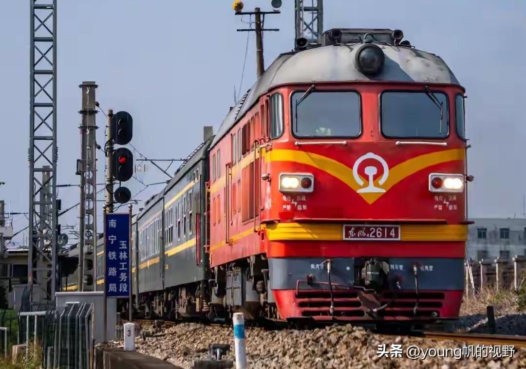 广东茂名西站，这里是广茂铁路的终点，也是广铁和南宁局的分界点。在这条单线非电气化