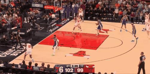 保罗乔治现在完全不防守了，让杰伦史密斯把他一步过掉跟个木桩子一样…落后的公牛也连