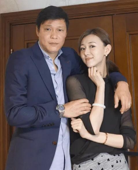范志毅不仅球技好，择偶眼光也同样厉害！
这三婚取的小17岁娇妻，不仅有颜值、身材