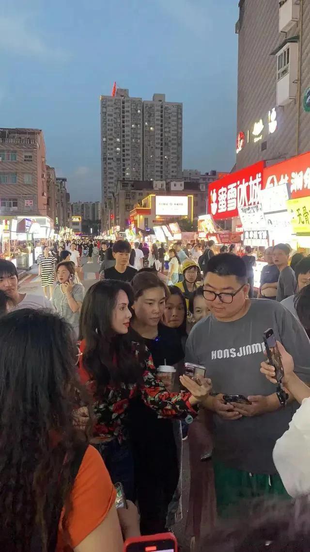 5月28晚，有网友在长沙四方坪夜市偶遇李若彤，不得不感叹，李若彤的侧颜是真美，而