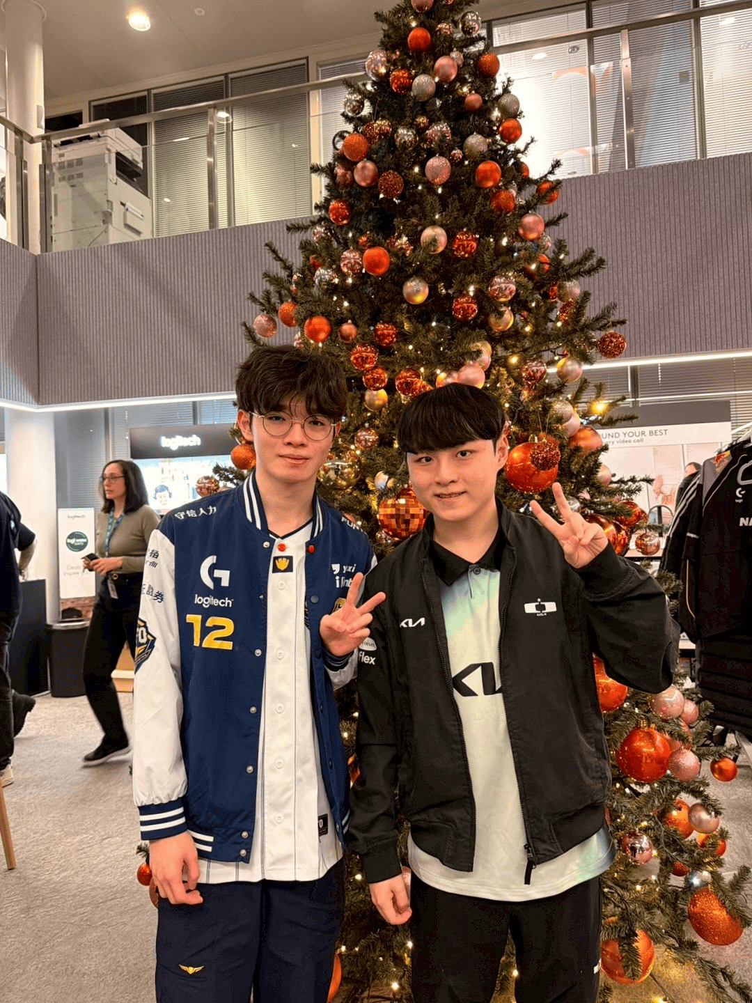 CFO分享Doggo与ShowMaker参加罗技活动合照：感谢邀请Doggo