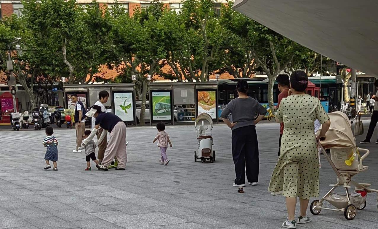 走在上海街头、大大小小的公园里，总能看见不少外地赶来的大爷大妈，带着两三个孙辈闲