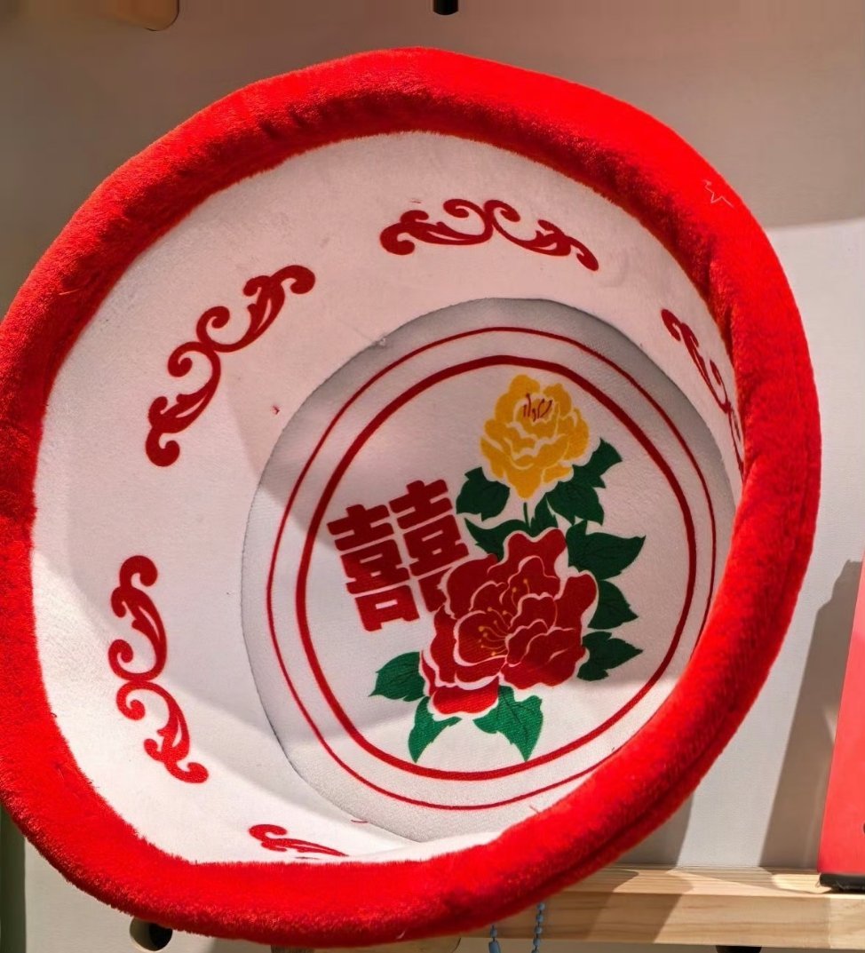 迪丽热巴p掉了帽子里的喜字迪丽热巴p掉帽子里的喜字 迪丽热巴居然还p掉了帽子里的