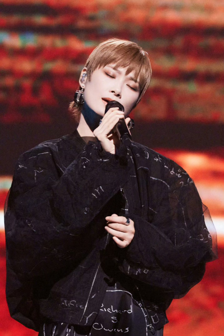 李宇春王菀之眼神并不清白我有恋姐癖是李宇春的错 王菀之那么多作品都是别人填词，唯