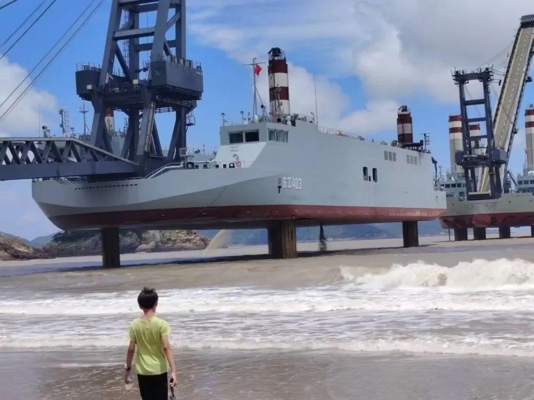 模块化登陆驳船再次露面，被当地海滩上游玩的民众拍到。

这种新型装备用于解决两栖