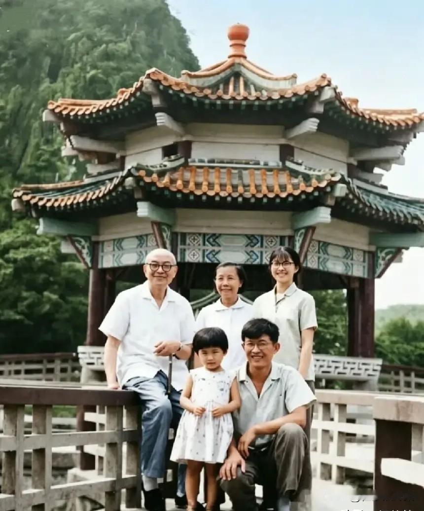 1974年，张闻天与夫人刘英、儿子张虹生、孙女张冬燕、内侄女刘晓红在广东肇庆七星