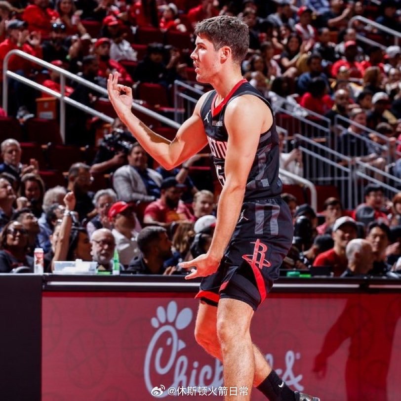 NBA历史上21岁及以下球员三分球命中数最多的纪录：1. 康·克努佩尔 (265