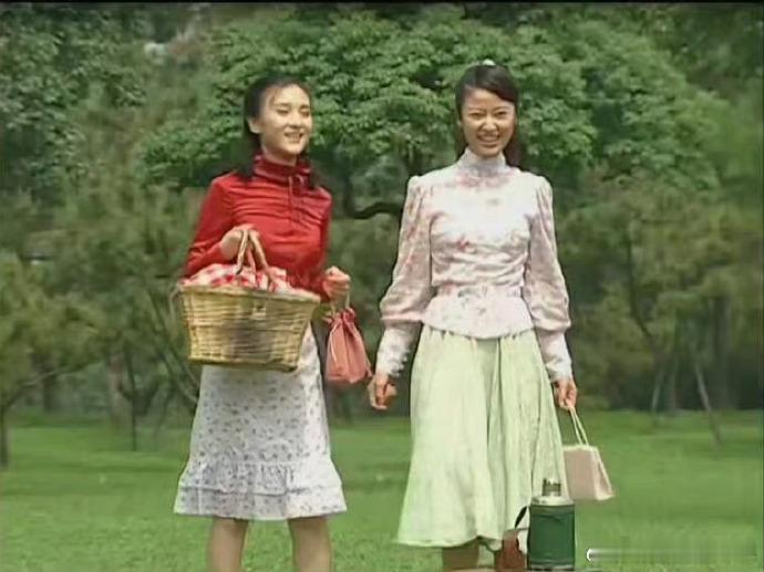 终于明白，碎花衣服搭配纯色衣物才是时尚秘诀。 