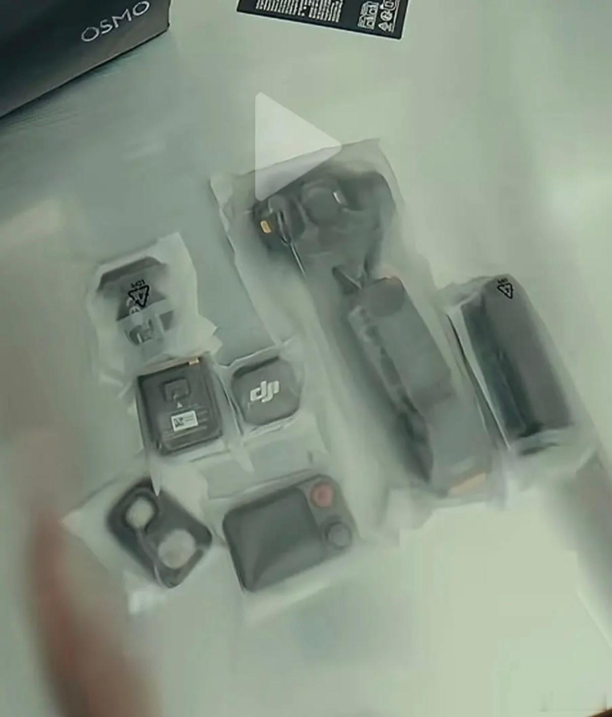 法国小哥拿到了DJI Pocket 4P套装，里面有一个带屏幕遥控器，和手机云台