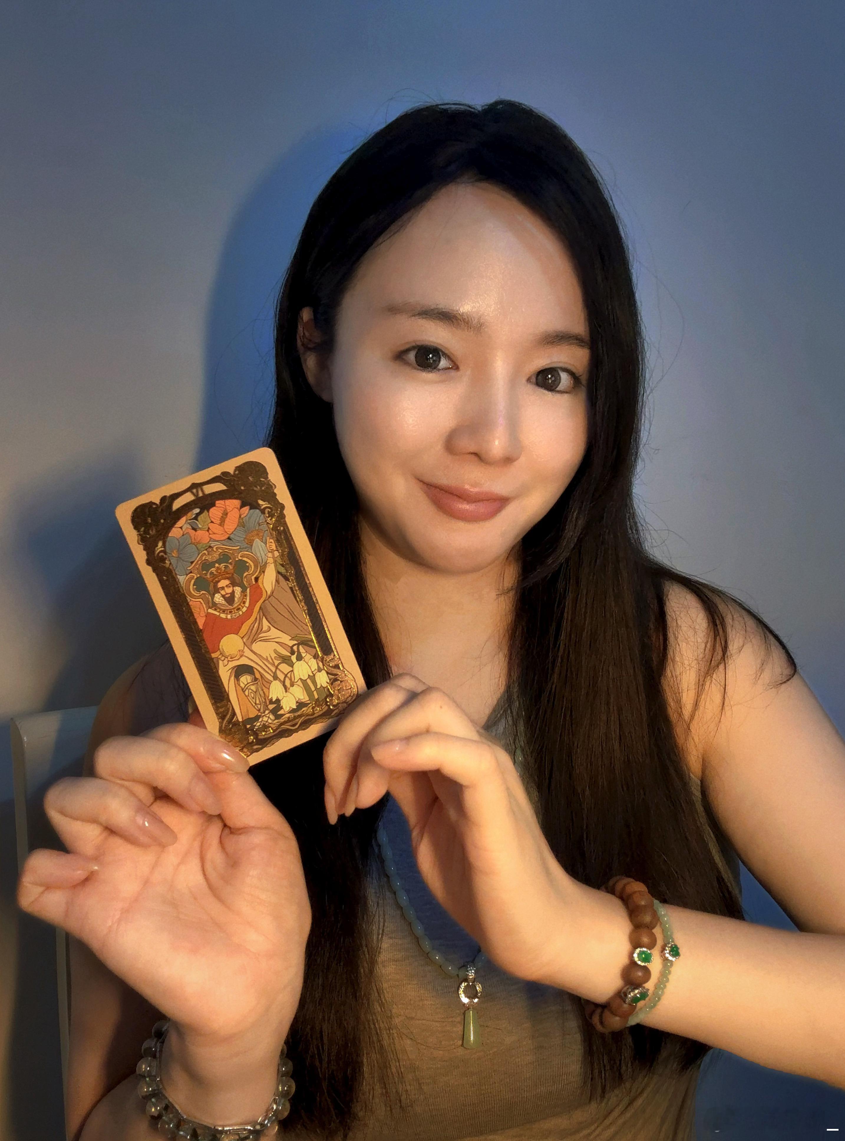 今晚开了塔罗课程安排了大家抽自己的牌灵这个作业我正好也抽这副牌的牌灵：皇帝🫅阳