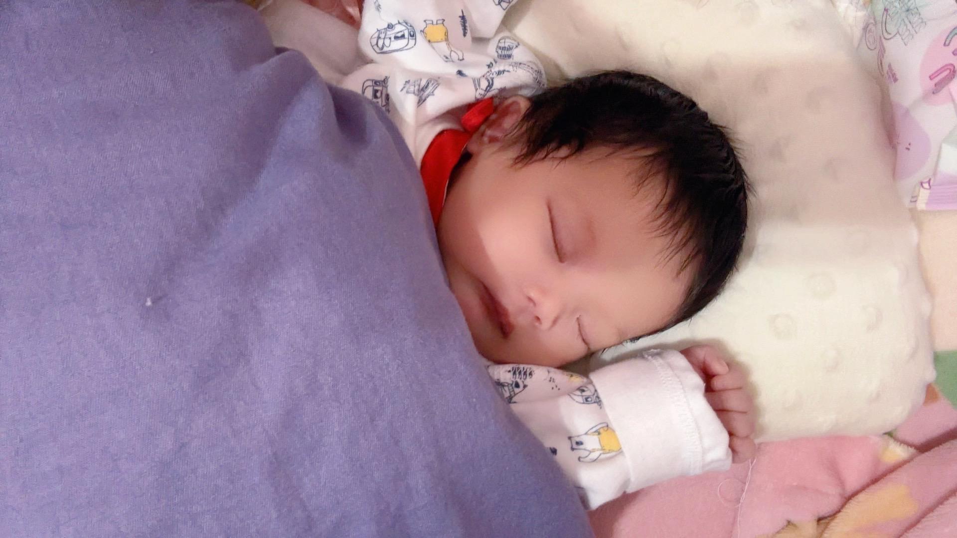 看着小小的你，不会说话，不会表达，有什么不舒服只会用哭来表现，越看越心...