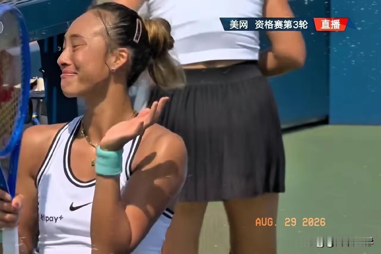 郑钦文掩面而泣，观众和球迷也要哭了！无数次一轮游之后，郑钦文封闭式训练后，在美网