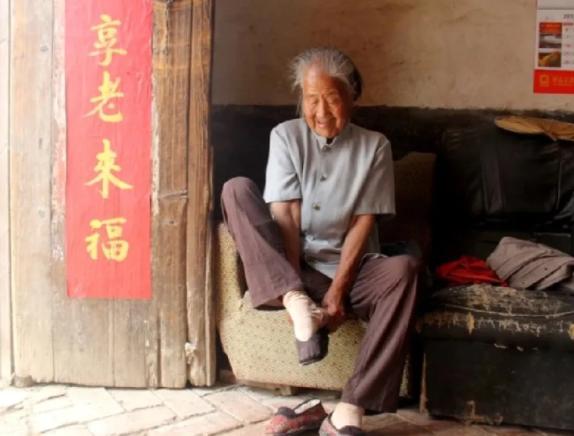 奶奶瘫痪，四兄弟轮流赡养，轮到三叔时，他却躲到了城里，无奈下我爸准备把奶奶接走，