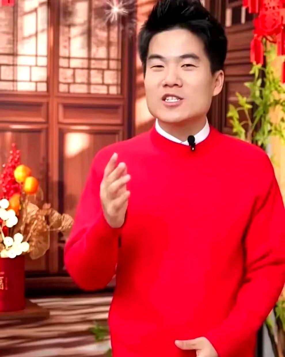 董宇辉在公司年会上，穿得比普通员工还朴素。
 

别人西装革履，旗袍摇曳。
 