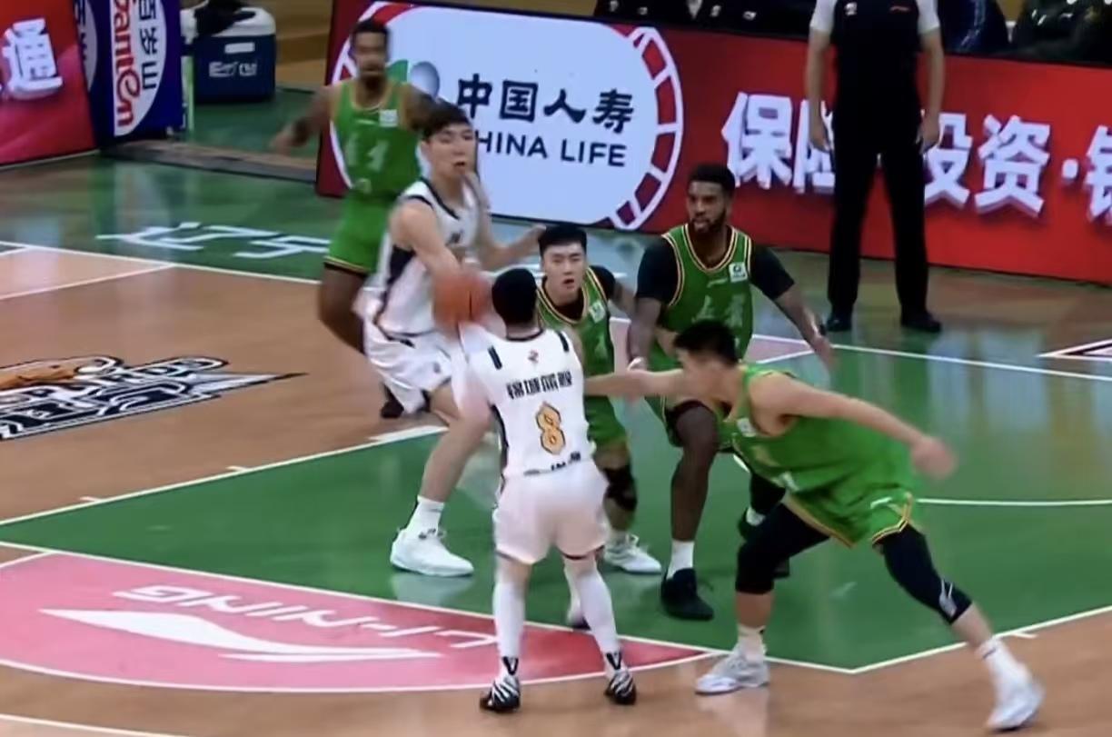 104-93力克四川，恭喜辽宁男篮拿下三连胜！目前全联盟只剩下辽宁、北京两队保持