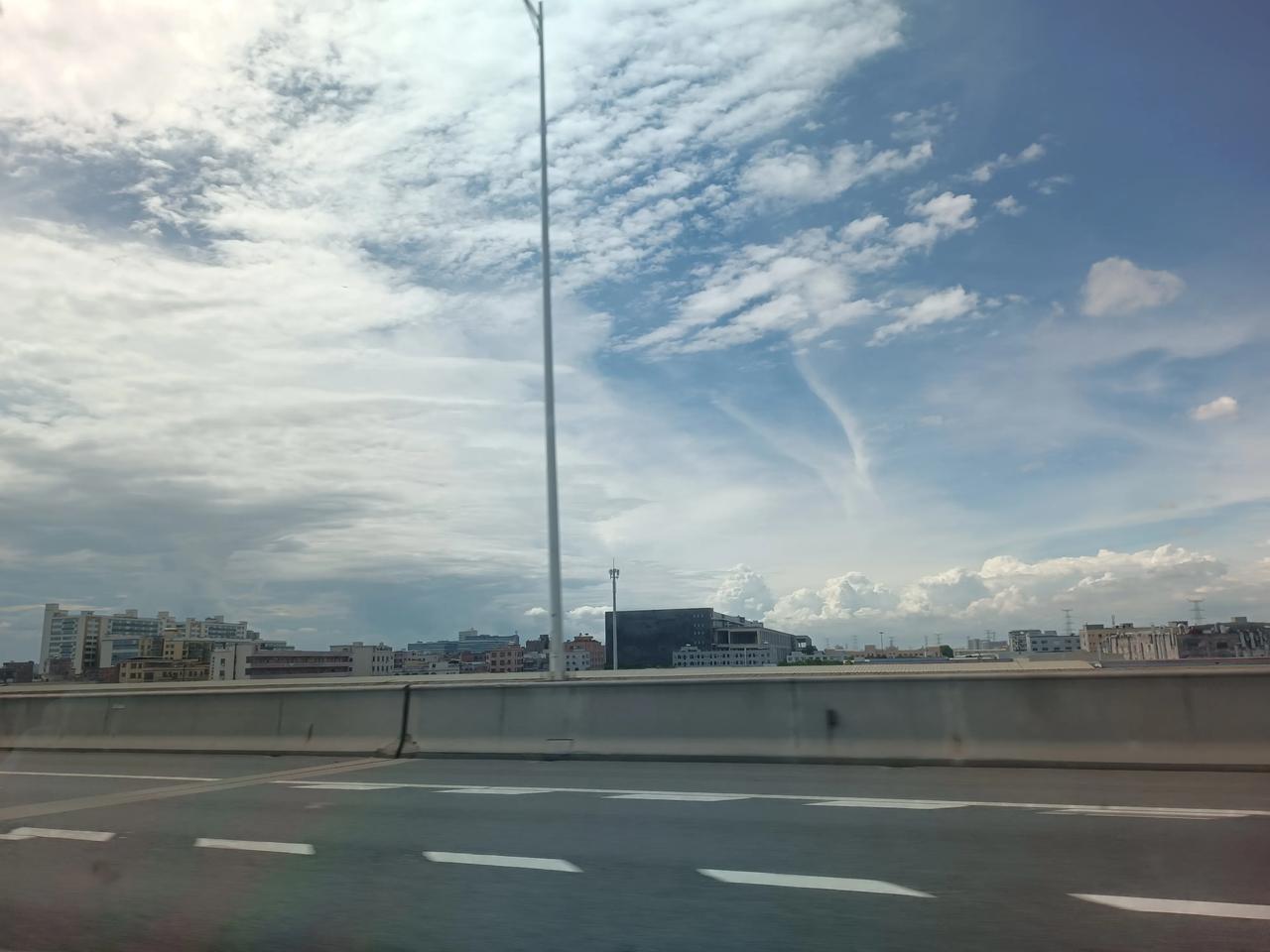 随手拍一张风景
蓝天白云☁️
云☁️卷云☁️舒
大自然真美！
哈哈，下午好
[送