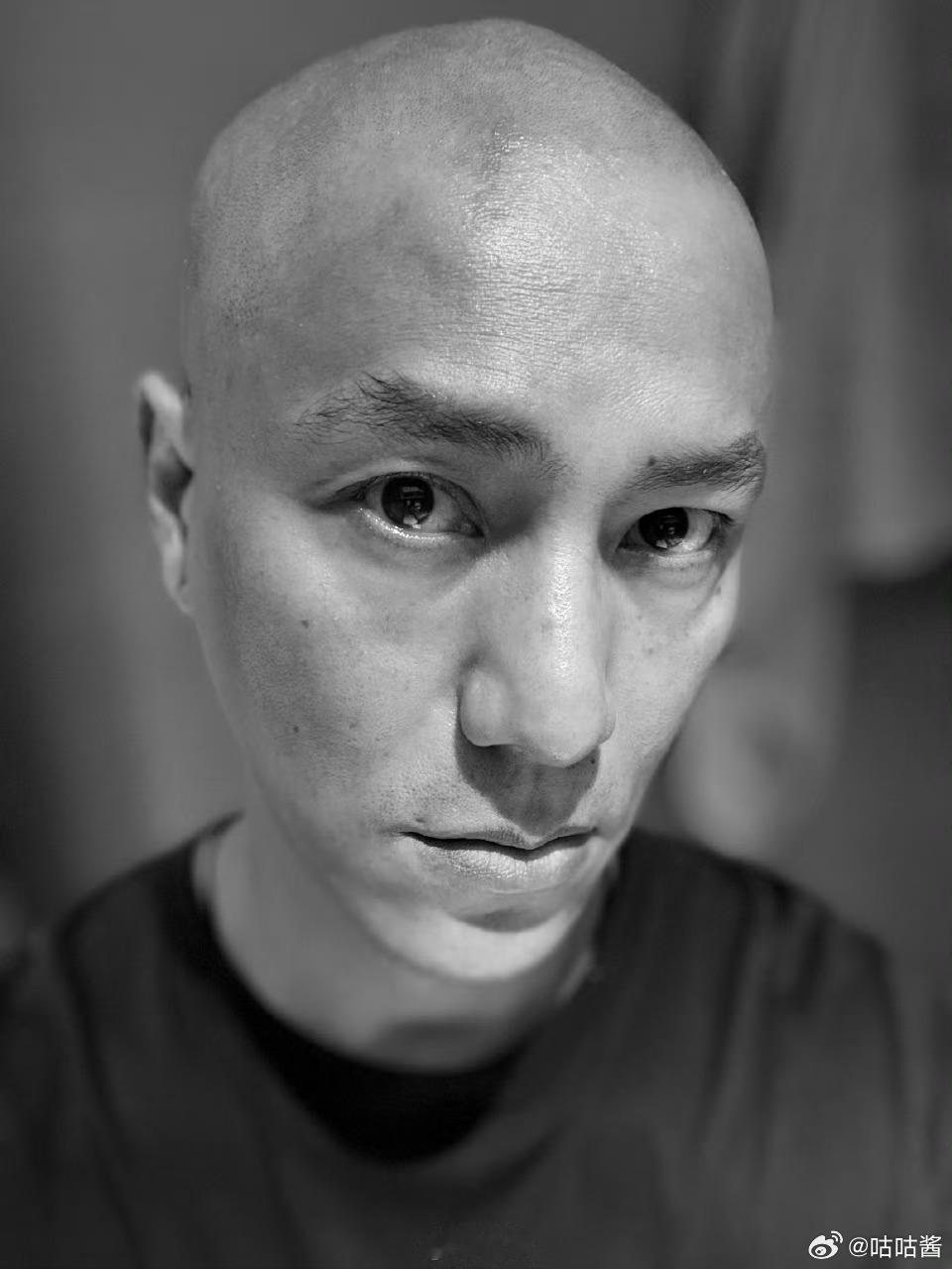 陈坤晒黑白光头照陈坤你在干嘛陈坤这组图 好像周处除三害的风格 ​​​
