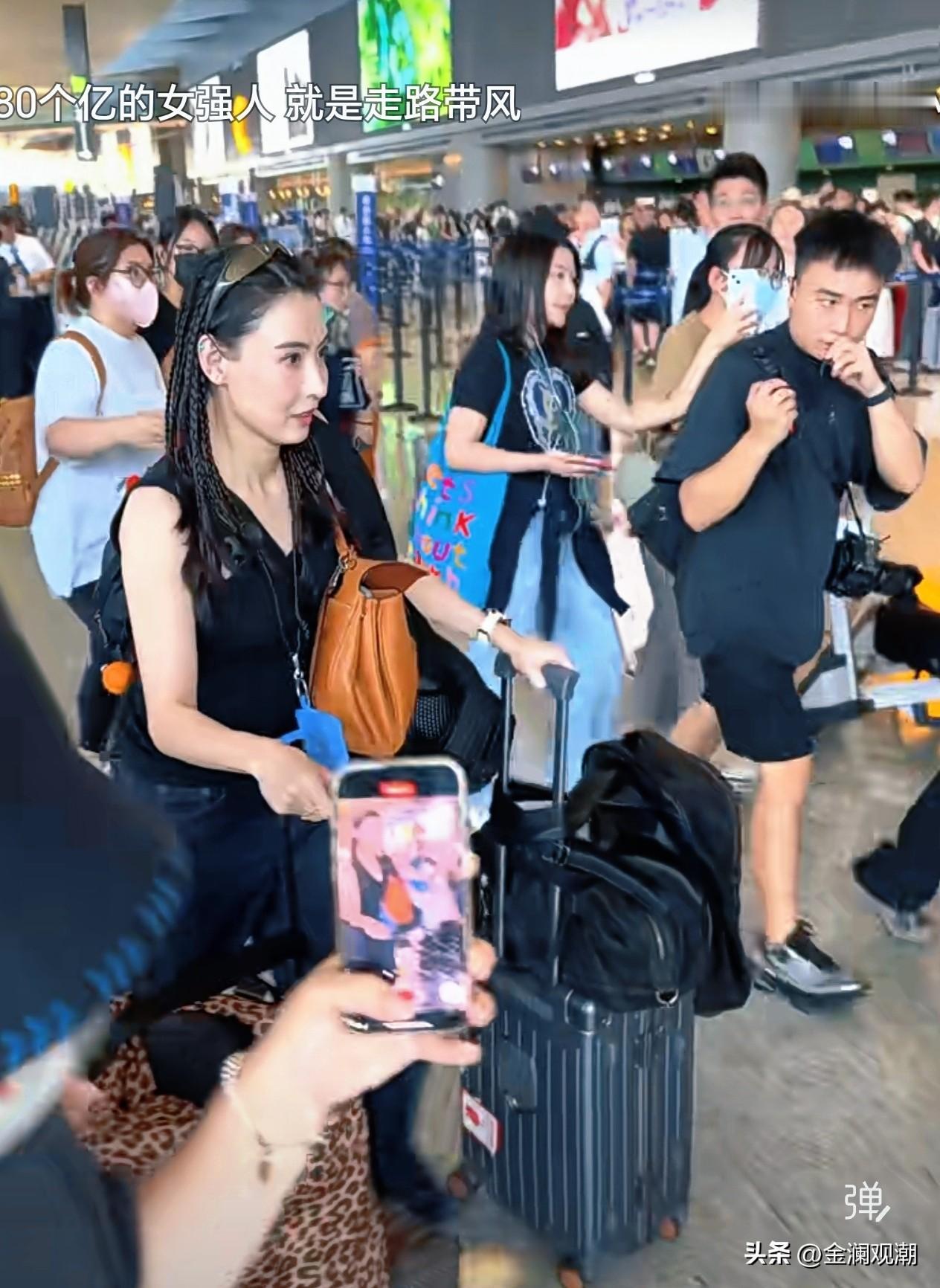 张伯芝在机场自己推行李？没有助理吗？她这么急匆匆的要去哪？
