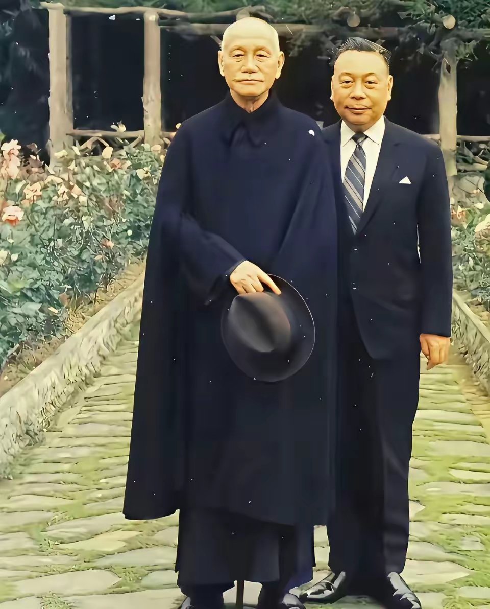 拍完这张照片后，不到一周蒋介石就去世了，这应该是他们父子俩最后的合照了 