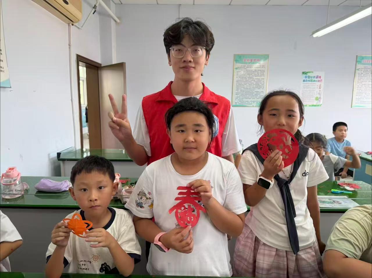 【巧剪非遗窗花，传承民俗文脉】2026年8月，曲阜师范大学“以智启思，以美绘童”