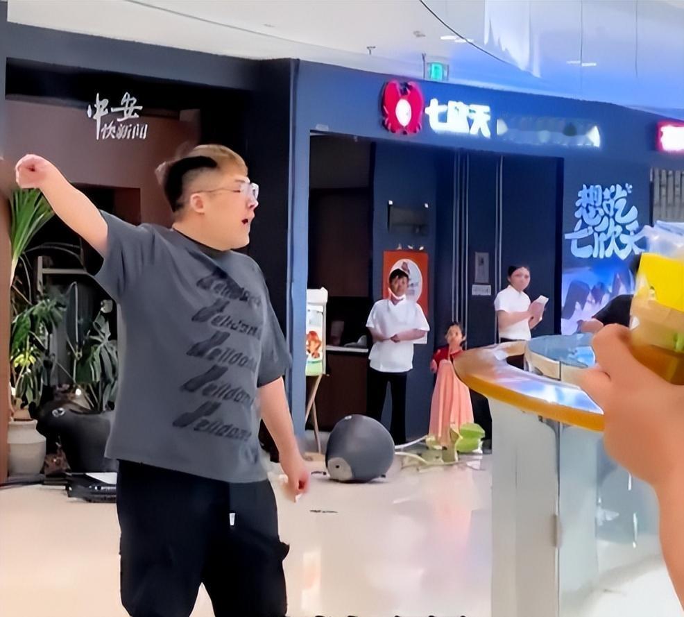 “被人做局了？”浙江湖州一男子投了400万开的餐厅，经营不善亏本倒闭，结果撤店的