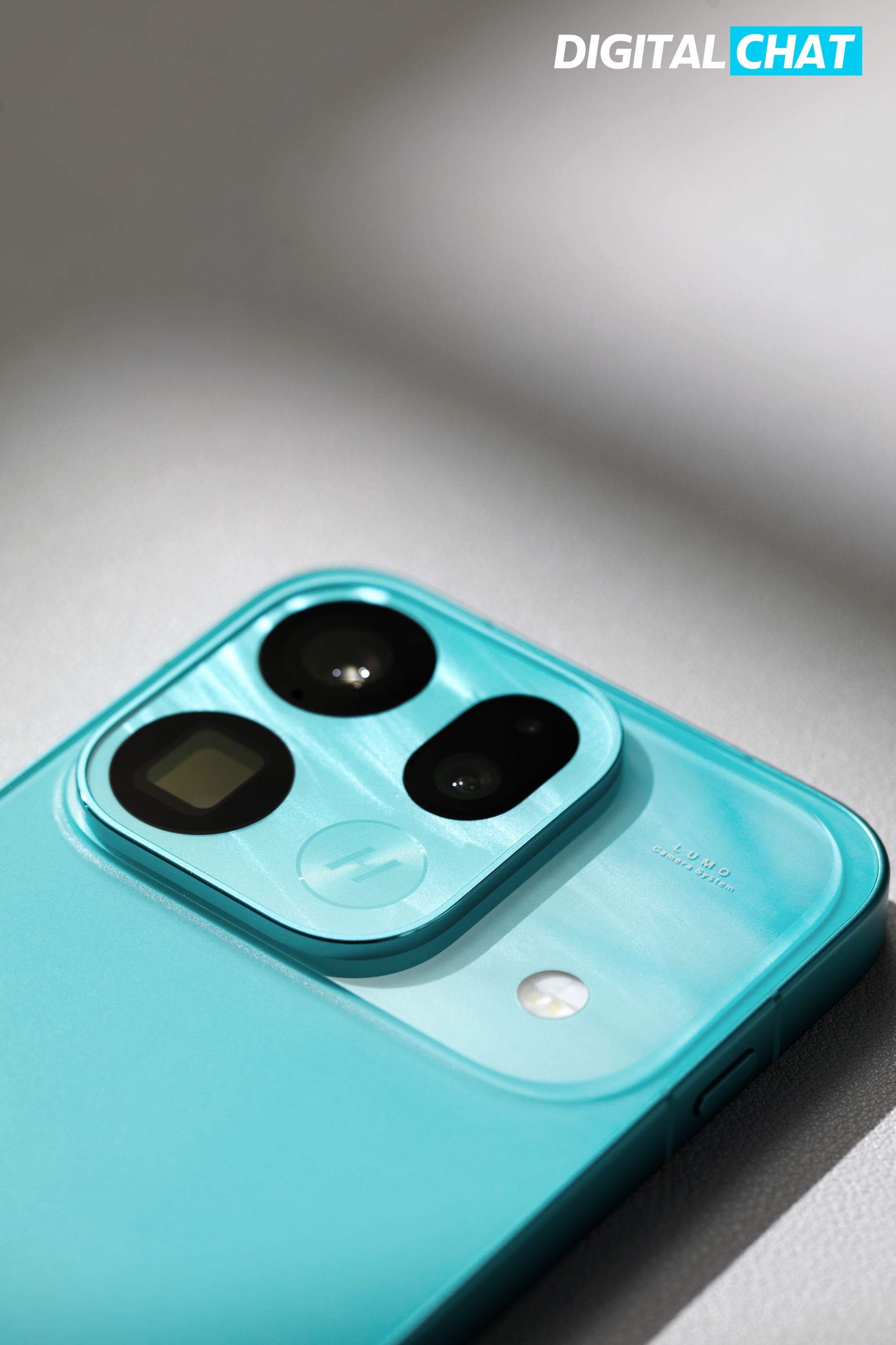 OPPO Find X9s Pro「乘风青」上手体验，这个配色是低饱和清透青调，